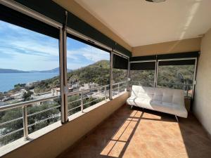 einen Balkon mit einem weißen Sofa und Meerblick in der Unterkunft Przno apartment in Budva