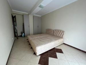 ein Schlafzimmer mit einem Bett in der Ecke eines Zimmers in der Unterkunft Przno apartment in Budva