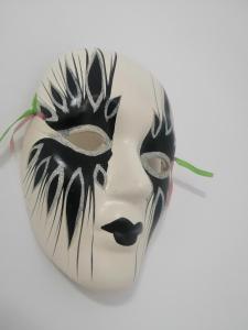 una máscara blanca y negra en un fondo blanco en Ady & Marcy - Demisol 3, en Onești