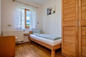 ein kleines Schlafzimmer mit einem Bett und einem Fenster in der Unterkunft Drei-mädelhaus Ambs Wohnung 2 