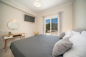 Postel nebo postele na pokoji v ubytování Maritina's Apartments amazing sea view