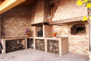 una cocina al aire libre con un edificio de piedra con chimenea en Cuevas las Chimeneas, en Guadix