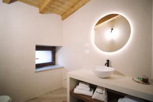 W łazience znajduje się umywalka i lustro. w obiekcie Casa Marinari w mieście Scalea