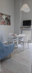 un soggiorno con tavolo e sedie bianchi di InsideLecce a Lecce