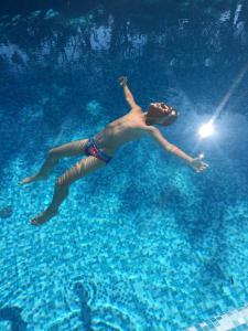 una donna che nuota in una piscina con luce di In Versilia a Seravezza