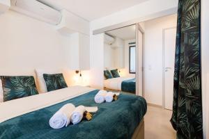 - une chambre avec un lit et des serviettes blanches dans l'établissement Fettolina, à Cannes