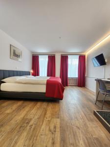 Postel nebo postele na pokoji v ubytování Hotel Balsthal