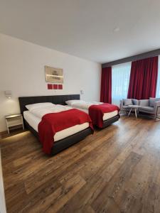 Postel nebo postele na pokoji v ubytování Hotel Balsthal