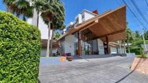 ein Gebäude mit einem großen Busch davor in der Unterkunft 2bdr Apartment near Surin beach #302 in Ban Lum Fuang