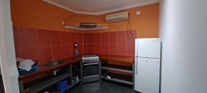 una piccola cucina con lavandino e frigorifero di Prédio Mekuí a São Tomé