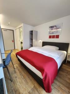 Postel nebo postele na pokoji v ubytování Hotel Balsthal