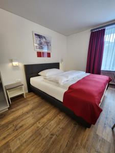 Postel nebo postele na pokoji v ubytování Hotel Balsthal