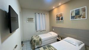 Habitación hospitalaria con 2 camas y TV en Center Plaza Hotel, en Caruaru