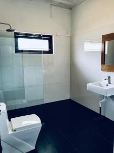 La salle de bains est pourvue de toilettes et d'un lavabo. dans l'établissement Dunwatta House, à Kandy