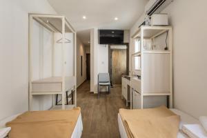 Ce dortoir comprend 2 lits et une cuisine. dans l'établissement Studio apartment with twin beds & kitchenette at the new Olo living 24, à Paceville