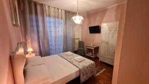 a small bedroom with a bed and a window at Sopra Le Poste in Arezzo