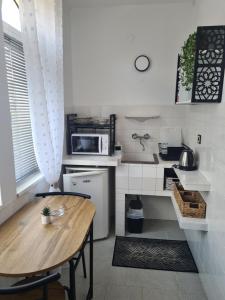 uma pequena cozinha com uma mesa de madeira e um balcão em Къща за гости СТЕЛА em Primorsko