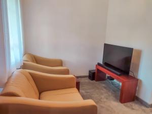 TV a/nebo společenská místnost v ubytování Peacock Village Pinnawala - Offer Alert! Elephant Welfare Program