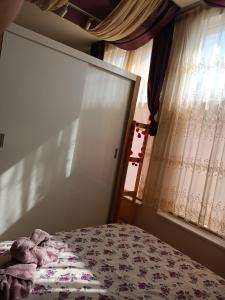1 dormitorio con cama y ventana en Студио Ариел, en Varna
