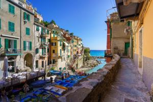 vista su una strada con edifici e sull'oceano di La casetta delle barche a Riomaggiore