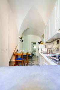 een keuken met een gewelfd plafond en een eetkamer bij La casetta delle barche in Riomaggiore