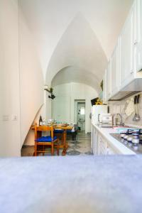 una cucina con soffitto a volta e una sala da pranzo di La casetta delle barche a Riomaggiore Altre 23 foto