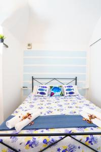 un letto con lenzuola e cuscini blu e bianchi di La casetta delle barche a Riomaggiore