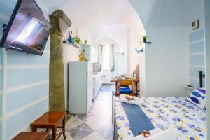 een kamer met een bed en een tv aan de muur bij La casetta delle barche in Riomaggiore