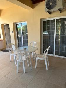 una mesa blanca y sillas en un patio en Vergi Apartments, en Pyla