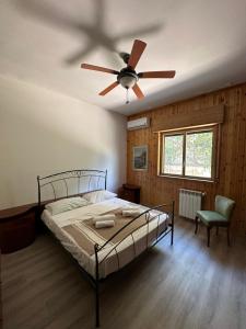 una camera con letto e ventilatore a soffitto di Villa San Leo a San Leone