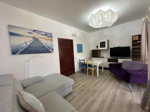 ein Wohnzimmer mit Sofa und Tisch in der Unterkunft Villa San Leo in San Leone