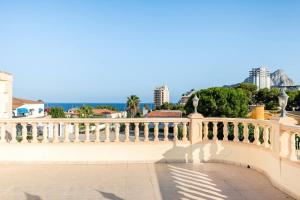 een wit hek met uitzicht op de oceaan bij Villa Constantinos apartamentos o villa completa in Calpe