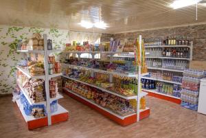 un pasillo de tiendas con estanterías de comida y bebida en Dalain chimeg Resort Khuvsgul Province, Mongolia, 