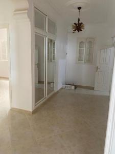 ein leeres Zimmer mit weißen Wänden und einer Decke in der Unterkunft BOUS Appartement Tichy 2 in Tichi