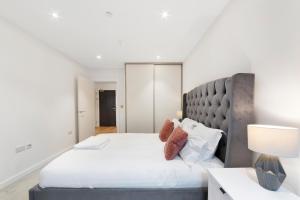 1 Bedroom Close to Tower Hill في لندن: غرفة نوم بسرير كبير عليها شراشف ووسائد بيضاء