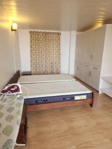 een kleine slaapkamer met een bed en een tafel bij Unit 5 in Aizawl