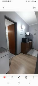 an empty room with a door and a desk at Eli 2 Céntrico Mendoza in Mendoza