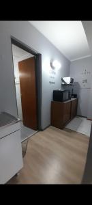 an empty room with a door open to a office at Eli 2 Céntrico Mendoza in Mendoza