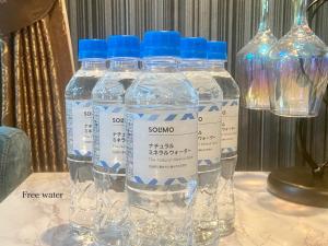 dos botellas de agua sentadas en una mesa con vasos en Five room 120 #SKY TREE #SENSOJI #FreeParking 1292sqft, en Tokio