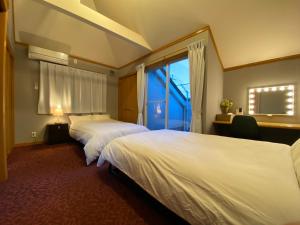 um quarto de hotel com duas camas e uma janela em Five room 120 #SKY TREE #SENSOJI #FreeParking 1292sqft em Tóquio