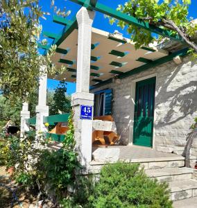 una casa con un cartel azul en el porche delantero en Holiday home Ivan Bol, en Bol