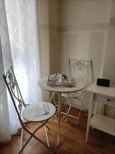 ヴェローナにあるAl Teatroの小さなテーブル(椅子付)、テーブル(電話付)