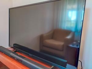 TV a/nebo společenská místnost v ubytování Peacock Village Pinnawala - Offer Alert! Elephant Welfare Program