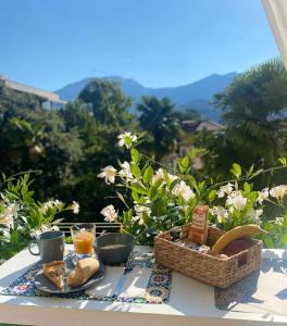 una mesa de desayuno con una cesta de pan y una cesta de zumo de naranja en B&B Dal Nonno, en Riva del Garda