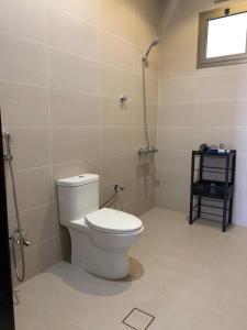 La salle de bains est pourvue d'une douche et de toilettes. dans l'établissement ذكريات الصيف, à Taif