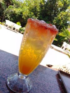 napój w szklance siedzącej na stole w obiekcie Palm Kalash Hotel w mieście Lusaka