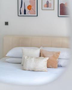 Postel nebo postele na pokoji v ubytování GuestReady - Hidden gem in JVC
