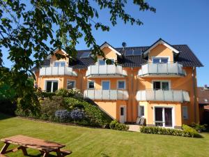 a house with a picnic table in front of it at Zuhause am Meer in Grömitz