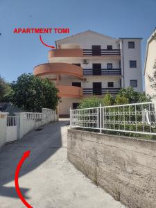 a red arrow pointing to a apartment building at Apartment Tomi in Brodarica