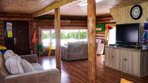 - un salon avec un canapé et une télévision dans une cabine dans l'établissement Khun Odod Resort, Khuvsgul province Mongolia, 